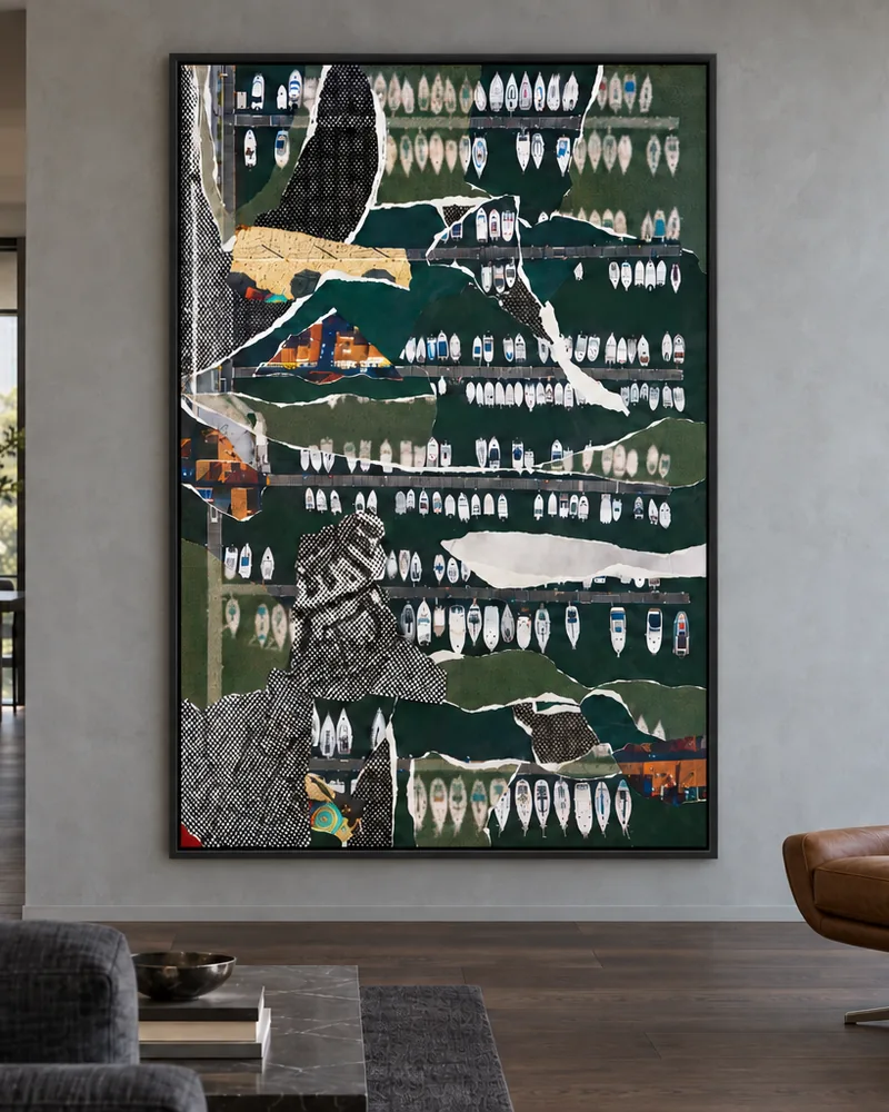 Visualizzazione di progetto: Sovraccarico visivo di GARUDA sulla parete grigia di un appartamento in città, accanto a una libreria scura e a una poltrona in pelle.