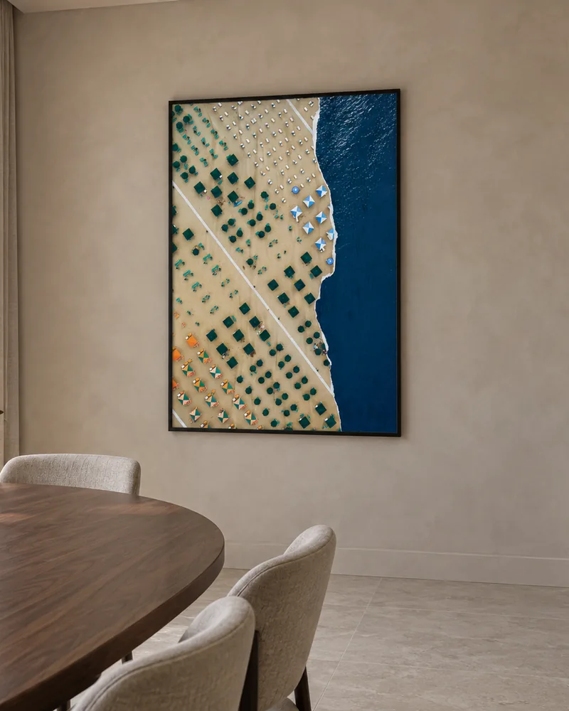 Visualizzazione di progetto: Mare ed ombrelloni di GARUDA sulla parete in stucco di una sala da pranzo, sopra un tavolo rotondo in noce.