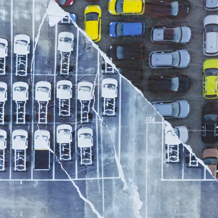 Dettaglio di Parcheggi Interrotti: il bordo bianco e fibroso dello strappo tra le auto a colori e il piazzale in bianco e nero.